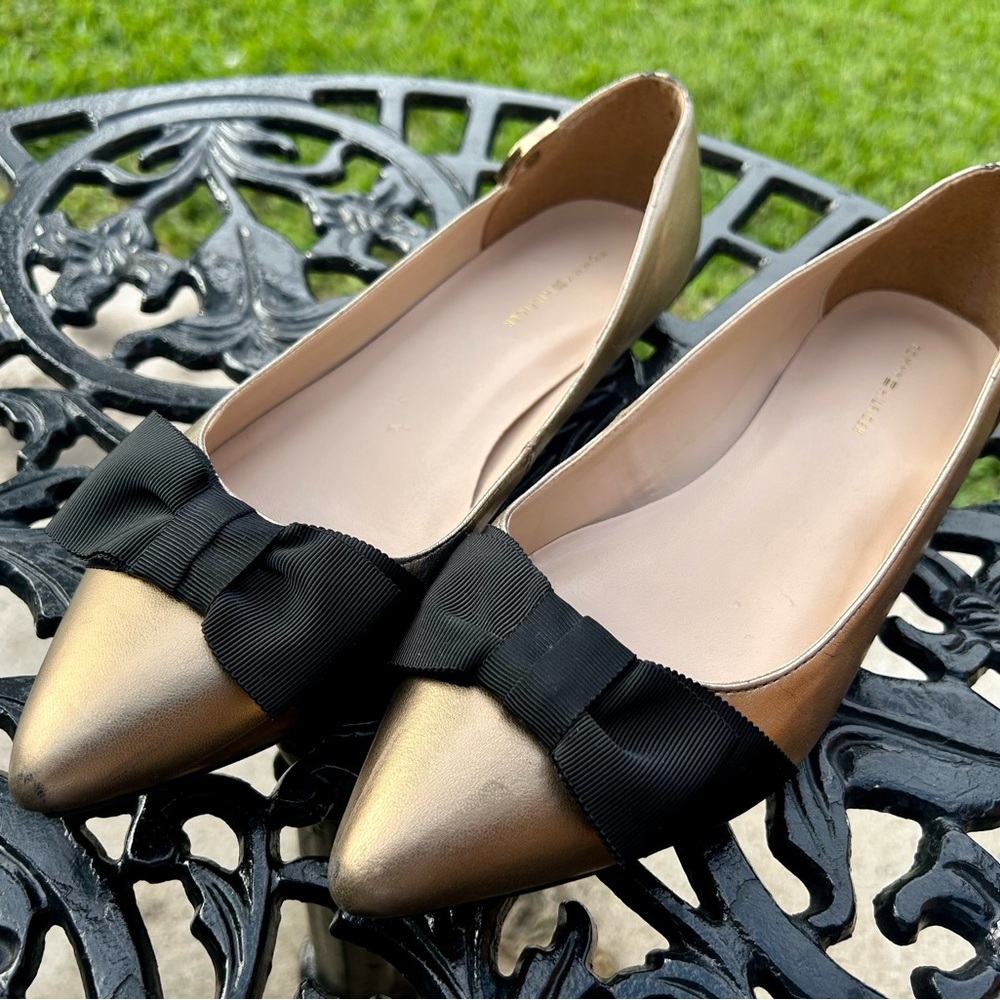 Tommy Hilfiger Gold and Black Loafers with Elegant Design
